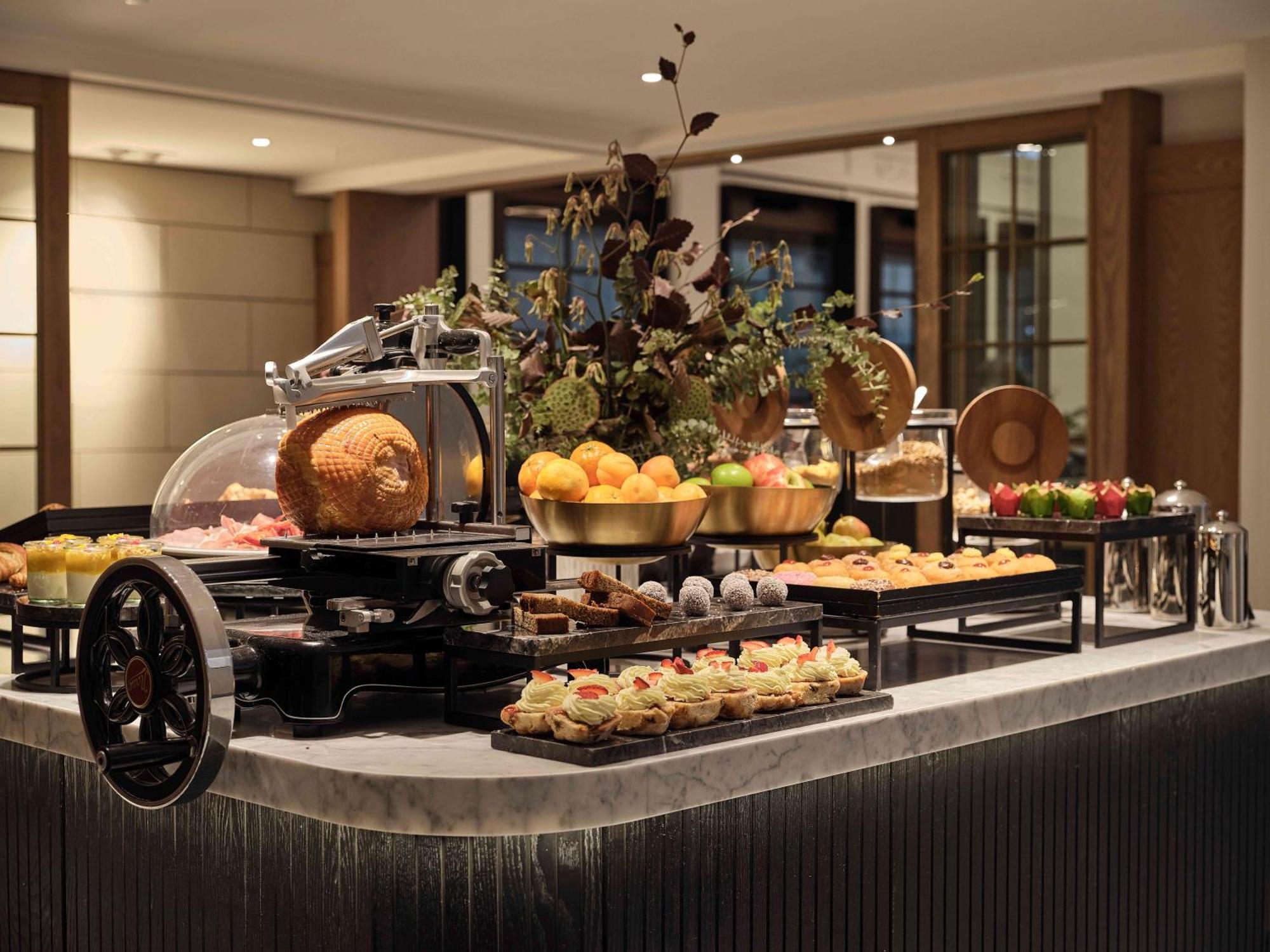 Hilton Melbourne Little Queen Street Kültér fotó A buffet at a hotel