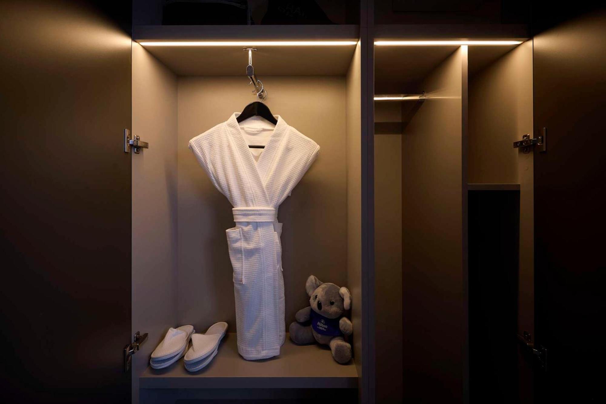 Hilton Melbourne Little Queen Street Kültér fotó A bathrobe in a hotel room
