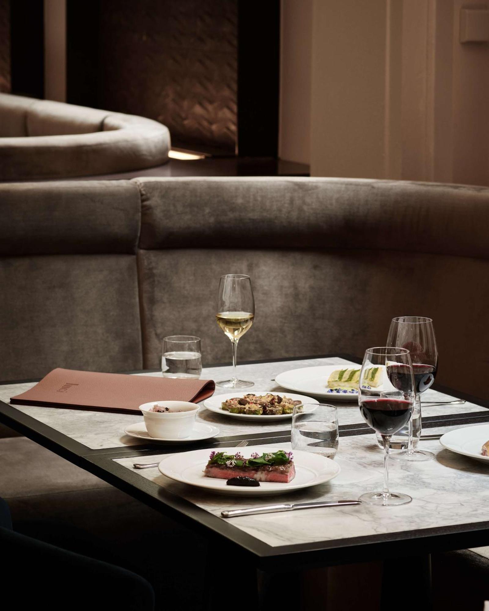 Hilton Melbourne Little Queen Street Kültér fotó Restaurant AOC